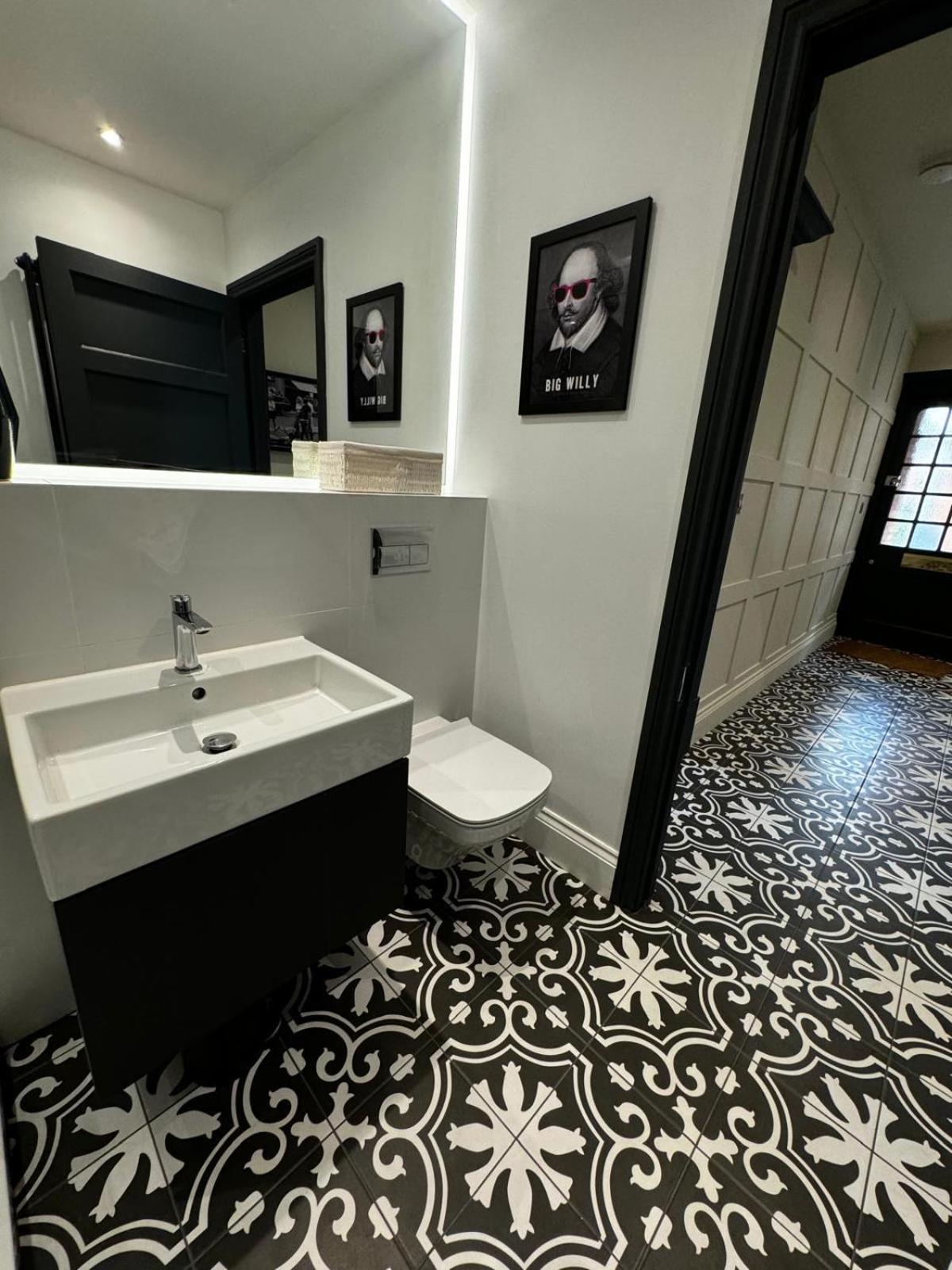 Macbeths Corner High End Luxury Apartment In Centre With Parking 스트렛포드-어폰-에이본 외부 사진