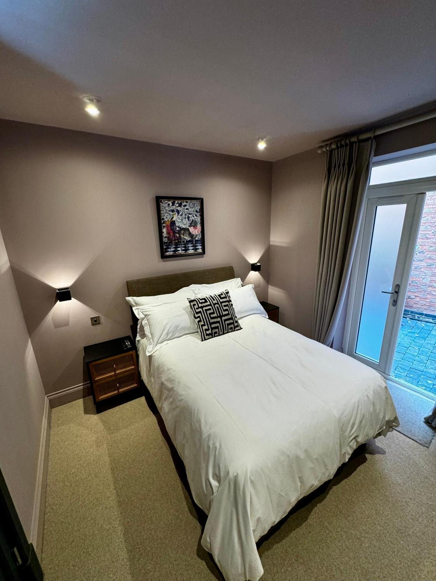 Macbeths Corner High End Luxury Apartment In Centre With Parking 스트렛포드-어폰-에이본 외부 사진